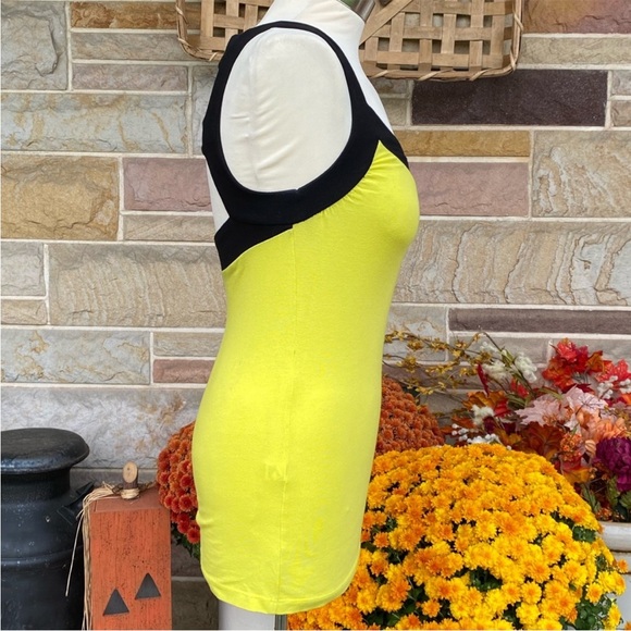 Express Cutout Back Fitted Tank Top - Picture 6 of 9